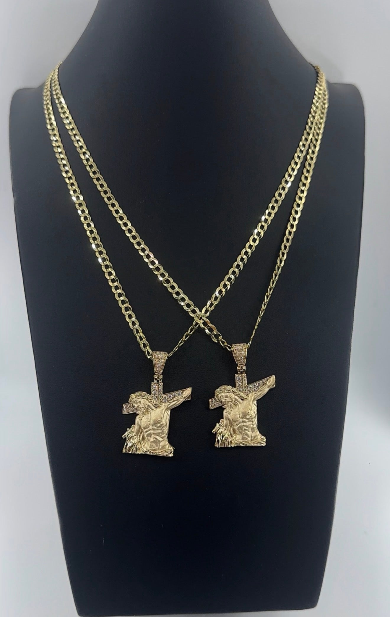 14K GOLD CHAIN AND PEDANTJESUS CROSS